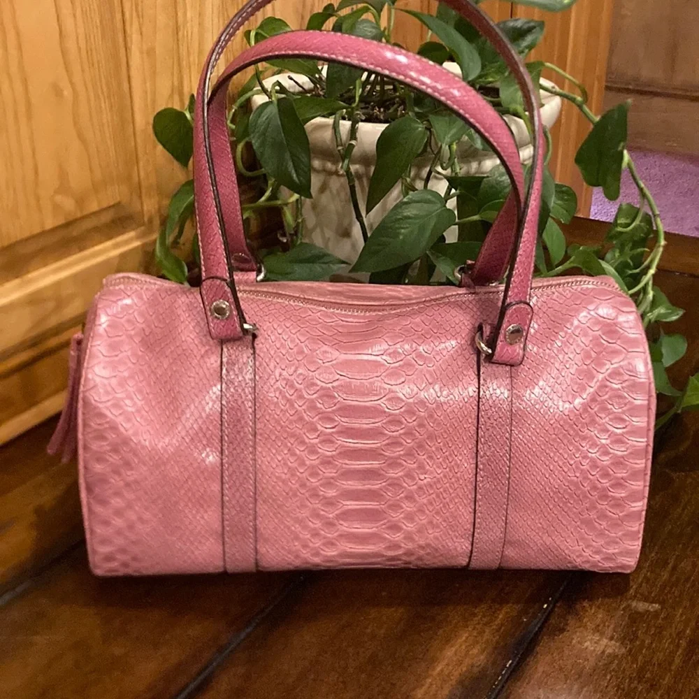 Liz Claiborne Retro Pink Faux Crocodile Embossed Cylindrical Purse (ABBA) - Picture 7 of 16